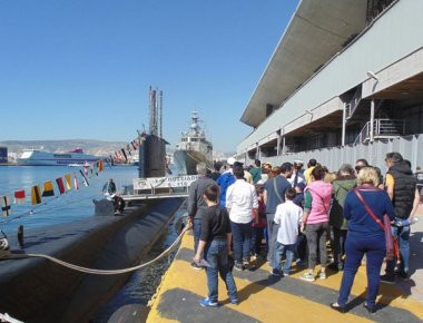 Πέρα από κάθε προσδοκία η προσέλευση του κοινού στα πολεμικά πλοία στον Πειραιά για την 25η Μαρτίου (φωτό)